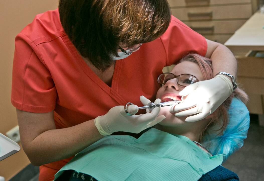 Kompensuoja: vaikams ir moksleiviams gydantis dantis poliklinikoje, kurioje jie yra prisirašę, mokėti nereikia nei už pirmines odontologijos paslaugas, nei už medžiagas.