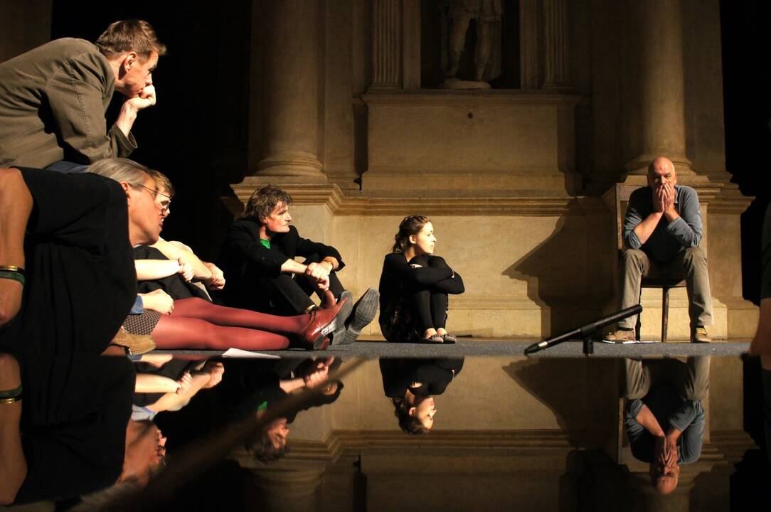 Istorija: kėdė Vičencos (Italija) teatro scenoje: 2012 m. E. Nekrošius prisėdo ant jos repetuojant Dantės „Dieviškąją komediją“.