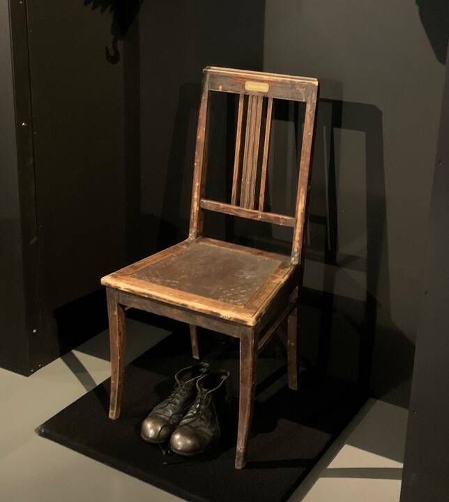 Istorija: kėdė Vičencos (Italija) teatro scenoje: 2012 m. E. Nekrošius prisėdo ant jos repetuojant Dantės „Dieviškąją komediją“.