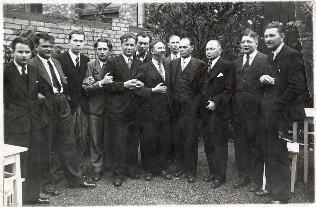 Veidai: žurnalistai ir rašytojai iš kairės S.Zobarskas,A.Gricius,V.Sirijos Gira, J.Petrėnas-Tarulis, nežinomas asmuo, J.Grušas, L.Gira, J Žlabys-Žengė ir kiti, 1935 m