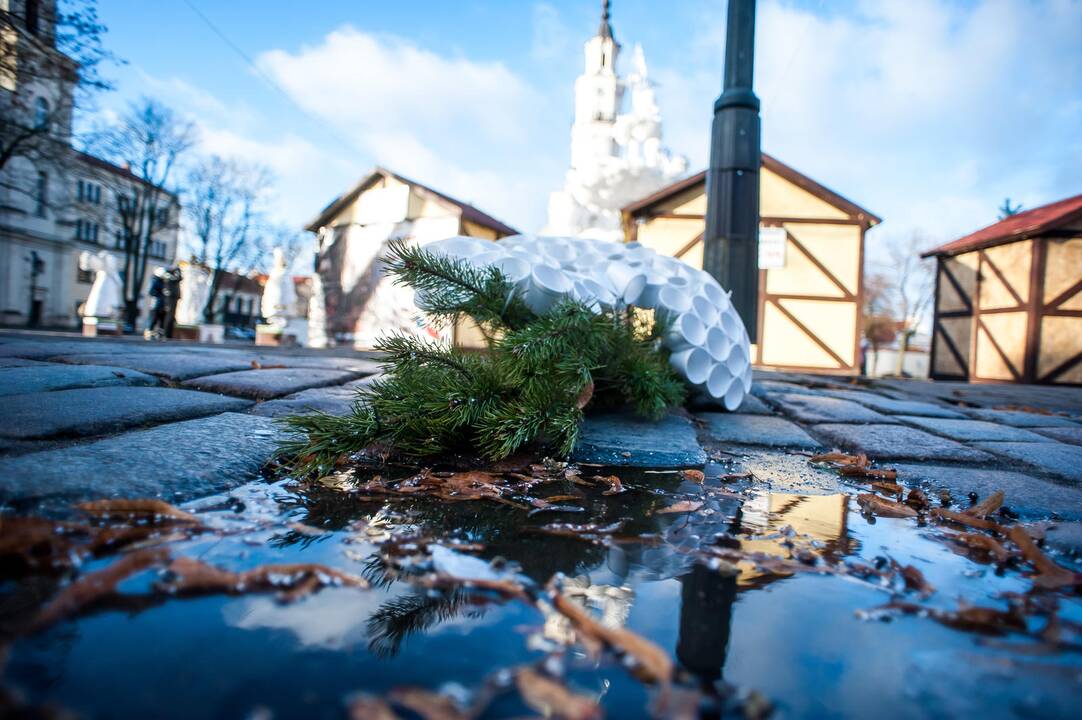 Stiprus vėjas niokojo Rotušės aikštės dekoracijas