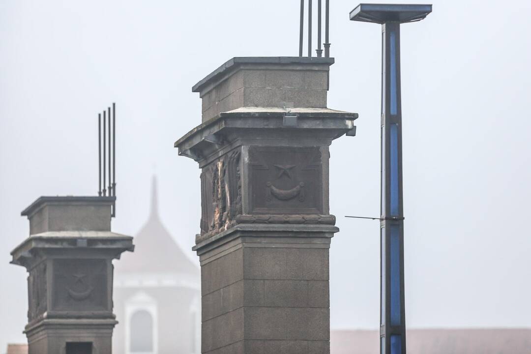 Nuo Aleksoto tilto nukeliami sovietiniai simboliai