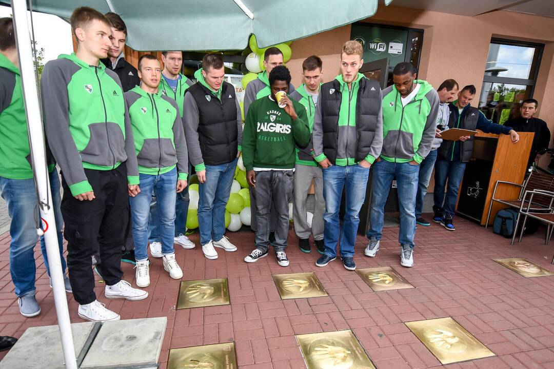 Žvaigždžių alėjoje įspaustas G. Krapiko delnas