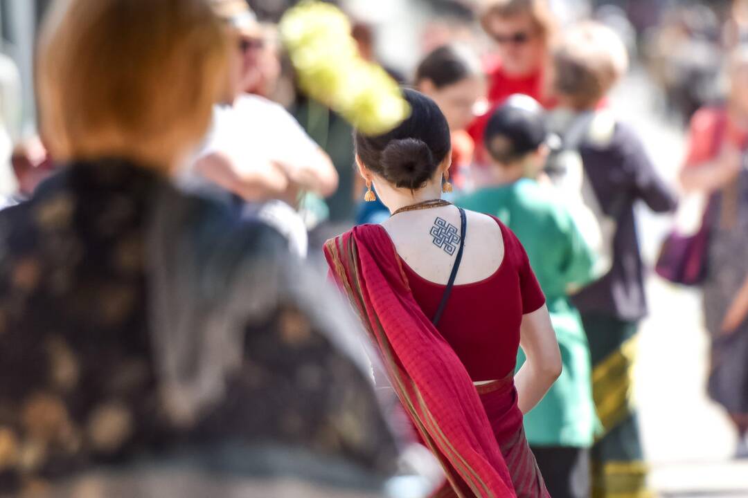 Krišnaitai mini Visatos valdovo vežimo šventę