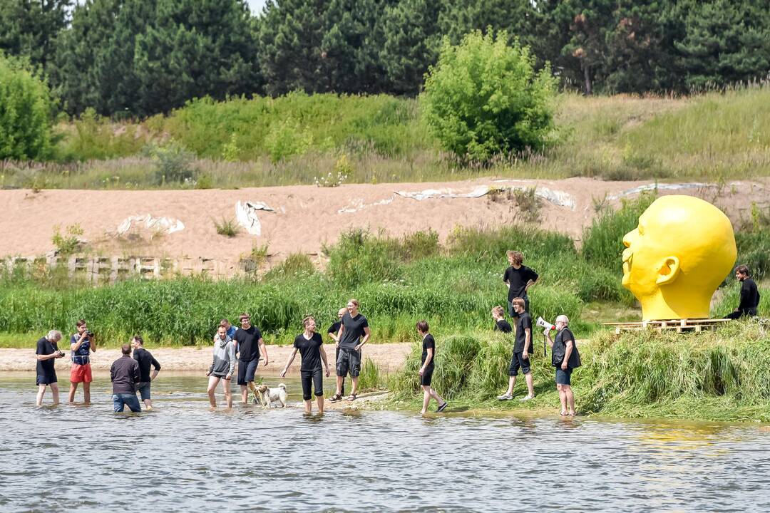Neries saloje – paminklas „Sveikas protas"