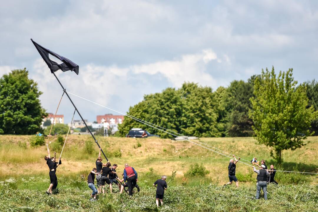Neries saloje – paminklas „Sveikas protas"