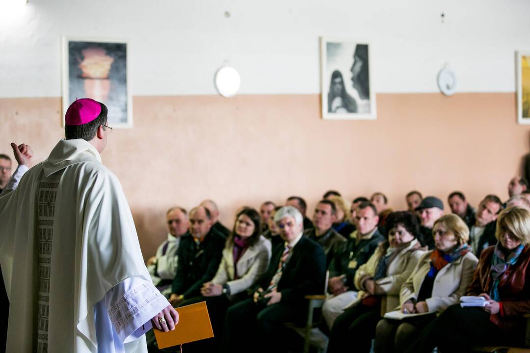 Kauno vyskupas plovė kaliniams kojas
