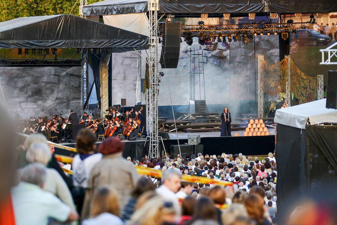 Festivalio „Operetė Kauno pilyje“ metu kauniečiai giedojo himną
