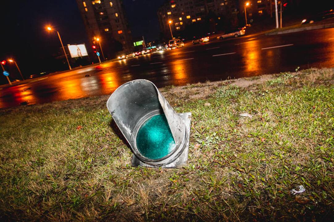 Šilainiuose per avariją nuverstas šviesoforas