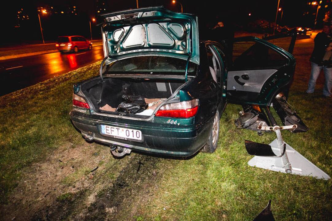 Šilainiuose per avariją nuverstas šviesoforas