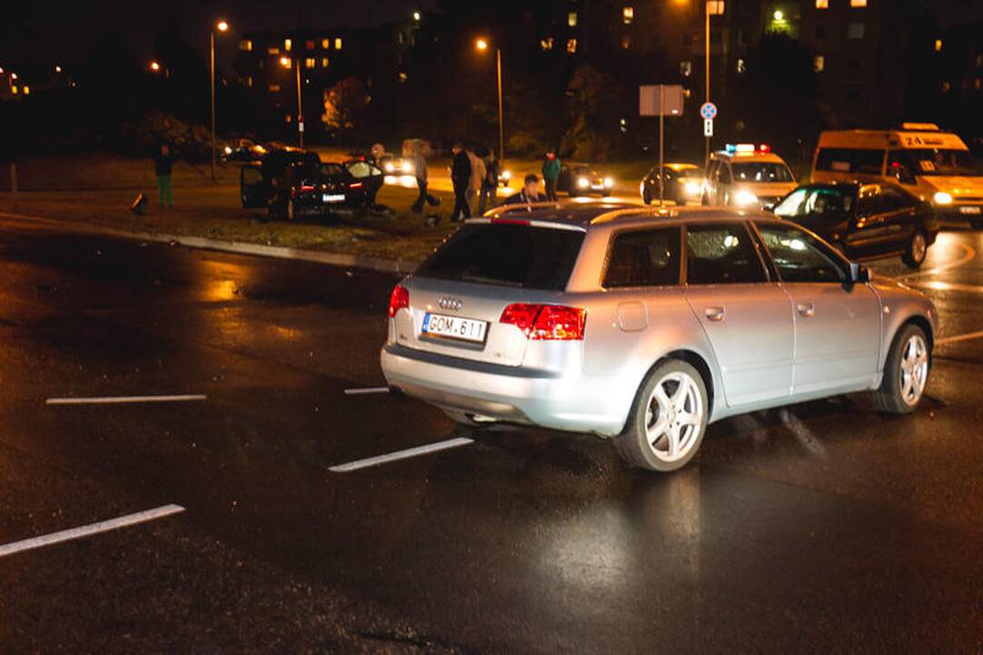 Šilainiuose per avariją nuverstas šviesoforas