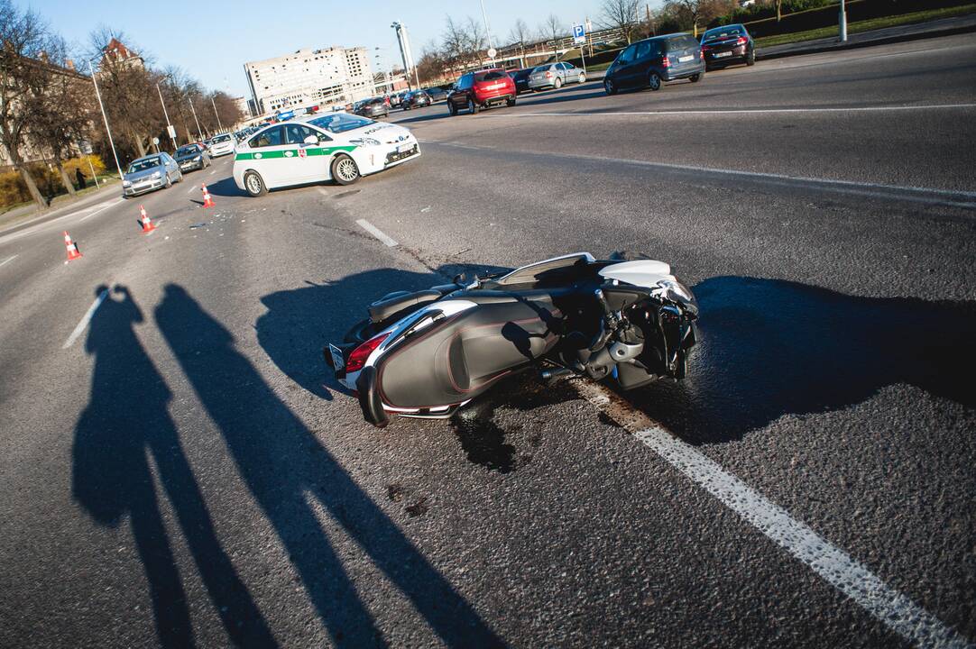 Motorolerio ir „Volkswagen“ avarija Kaune