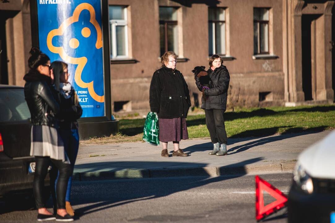 Motorolerio ir „Volkswagen“ avarija Kaune