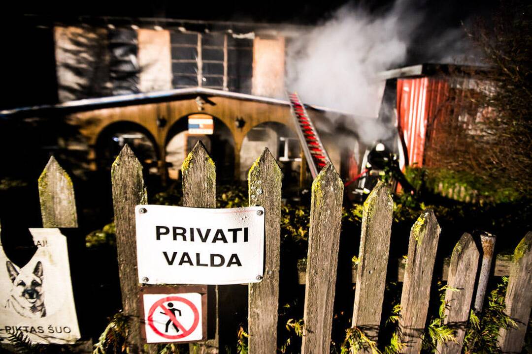 Rumšiškių baldų įmonėje - didžiulis gaisras