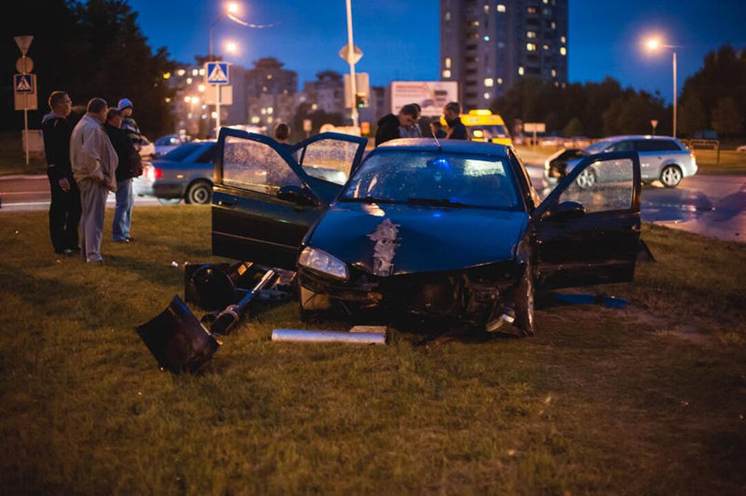 Šilainiuose per avariją nuverstas šviesoforas