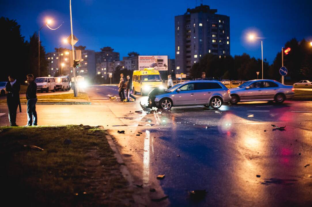 Šilainiuose per avariją nuverstas šviesoforas