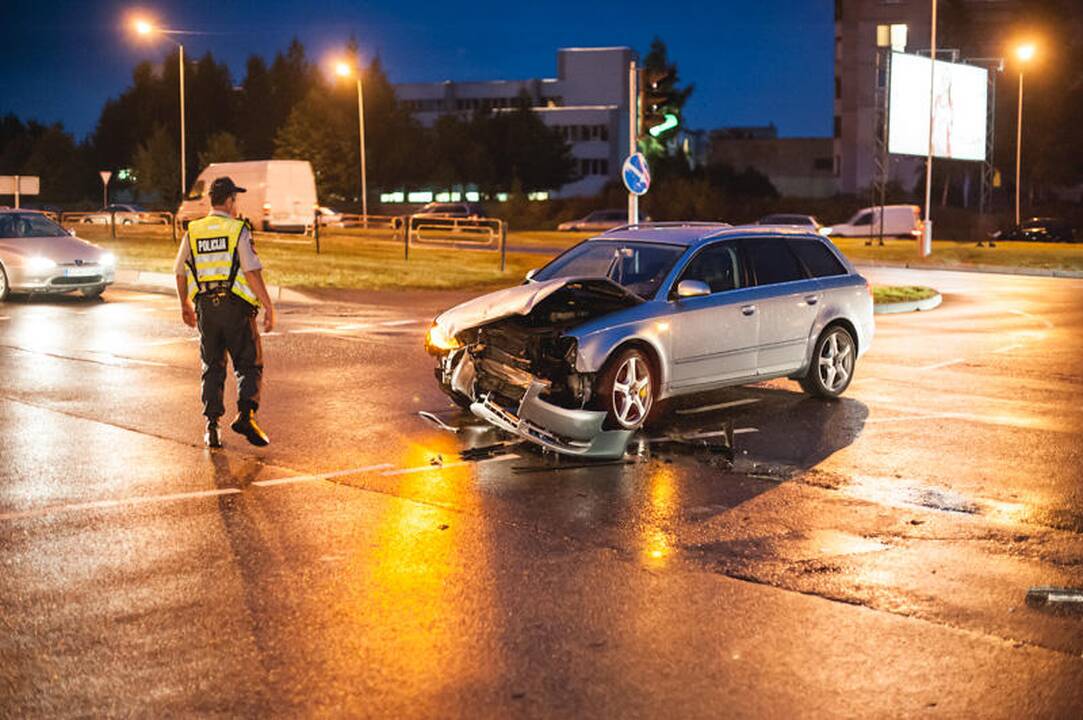 Šilainiuose per avariją nuverstas šviesoforas