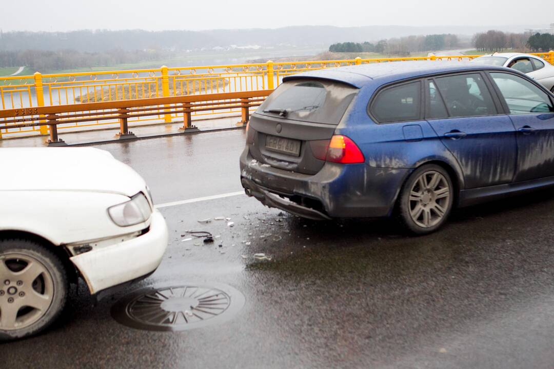 Ant P. Vileišio tilto susidūrė trys automobiliai, sužeista vairuotoja