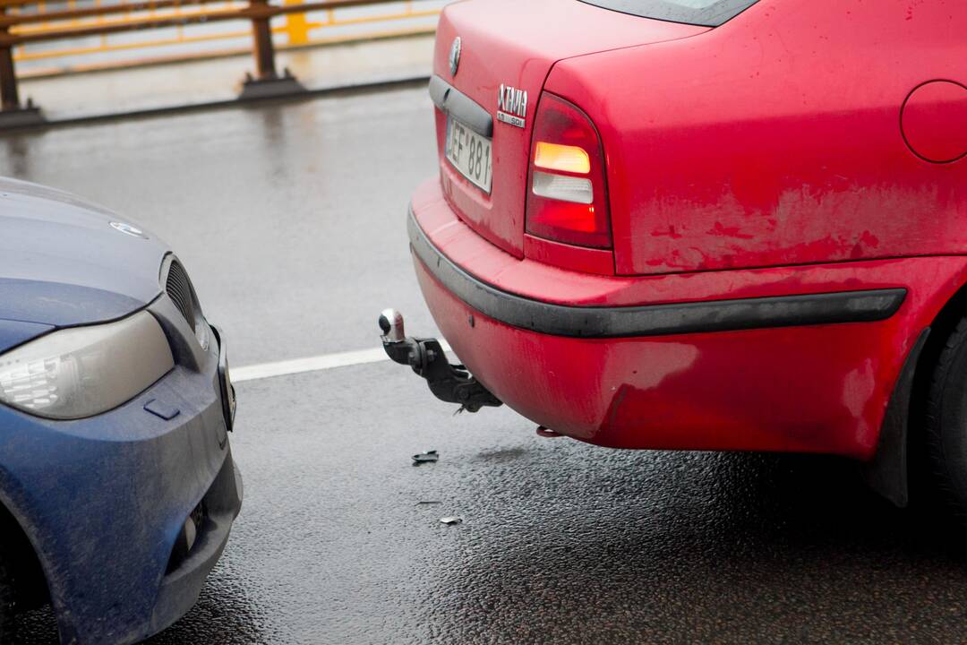 Ant P. Vileišio tilto susidūrė trys automobiliai, sužeista vairuotoja