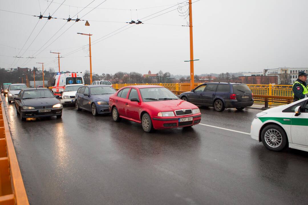 Ant P. Vileišio tilto susidūrė trys automobiliai, sužeista vairuotoja