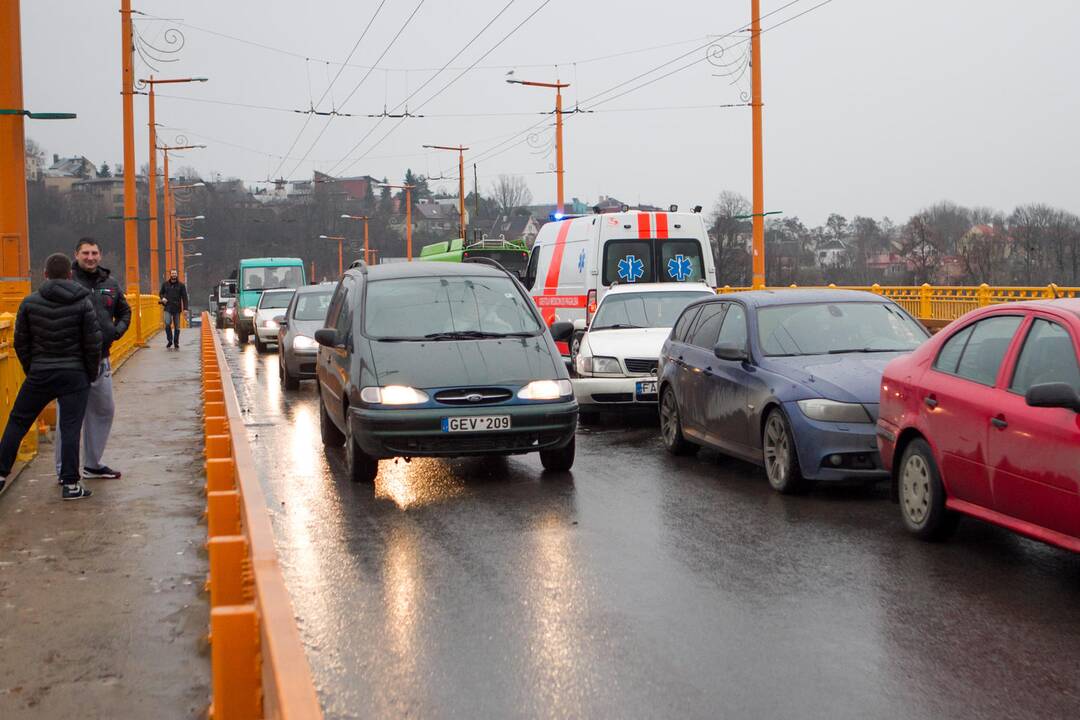 Ant P. Vileišio tilto susidūrė trys automobiliai, sužeista vairuotoja