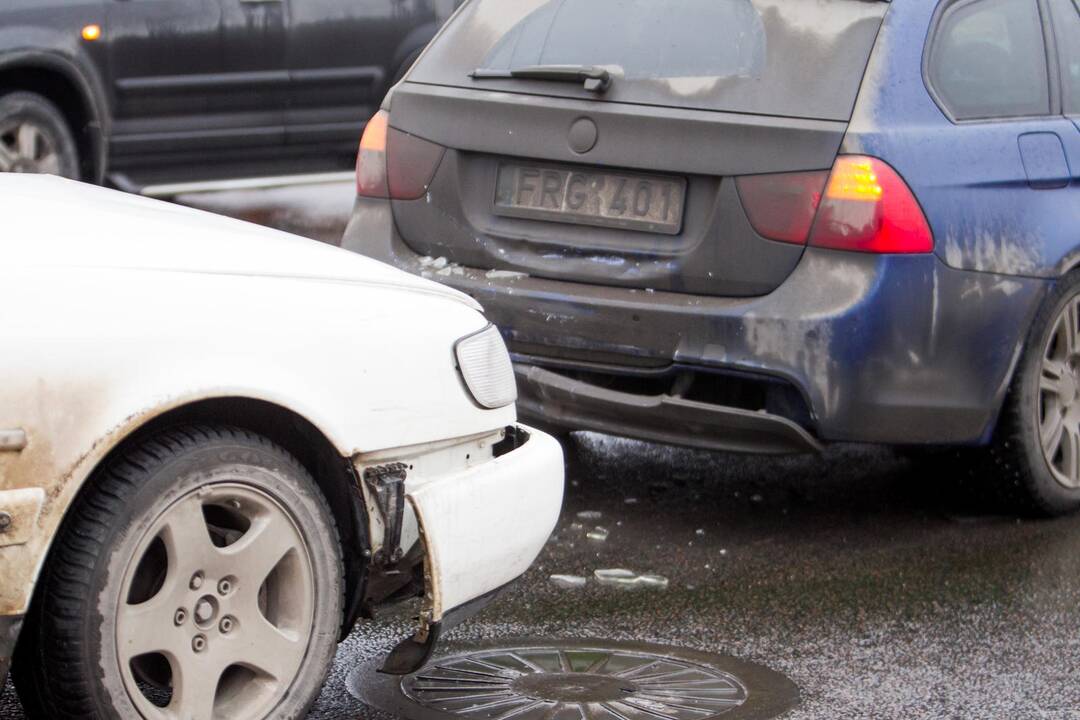 Ant P. Vileišio tilto susidūrė trys automobiliai, sužeista vairuotoja