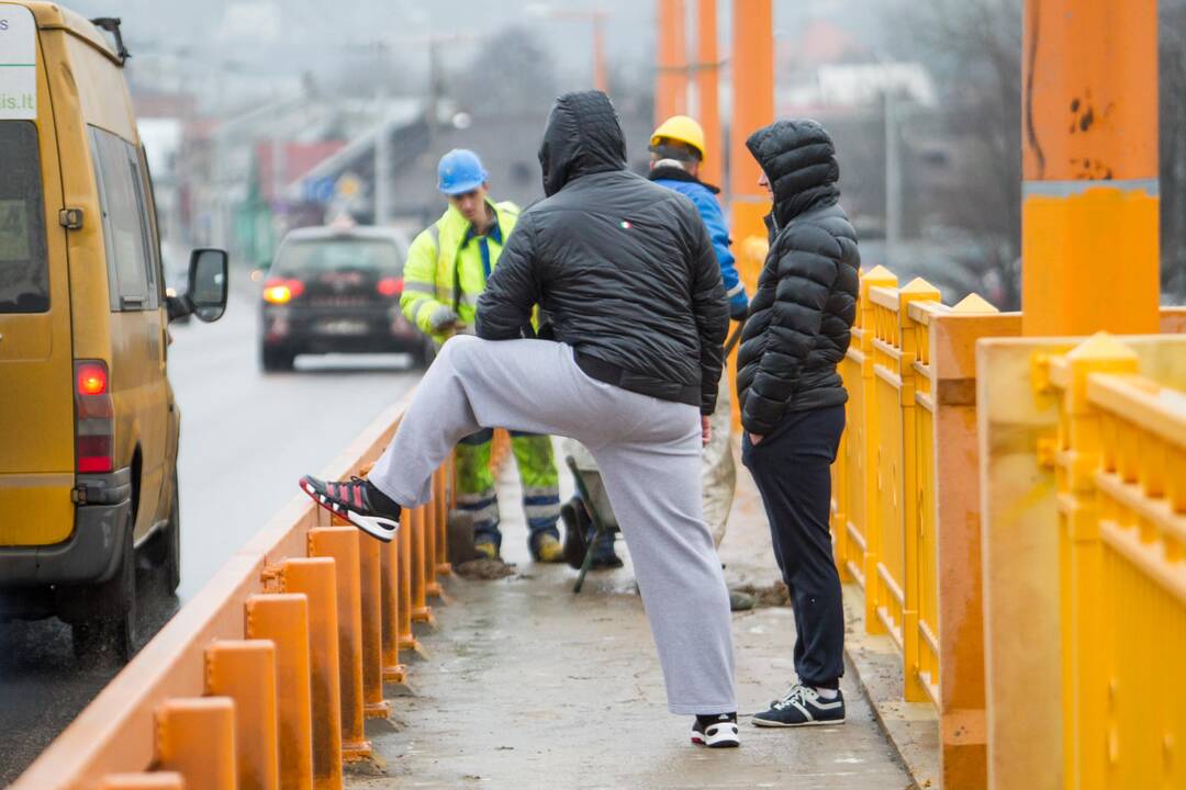 Ant P. Vileišio tilto susidūrė trys automobiliai, sužeista vairuotoja