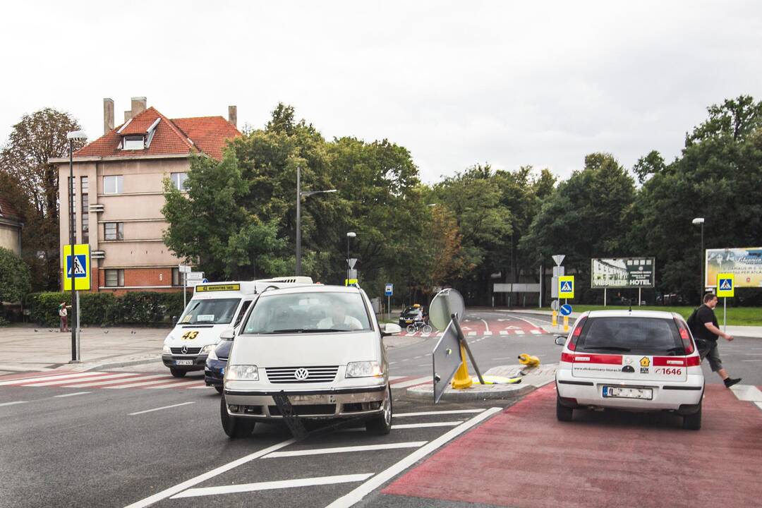 K. Petrausko gatvėje išvartyti kelio ženklai