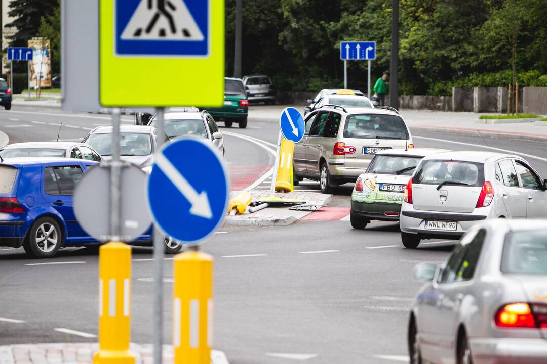 K. Petrausko gatvėje išvartyti kelio ženklai