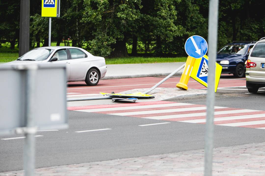 K. Petrausko gatvėje išvartyti kelio ženklai