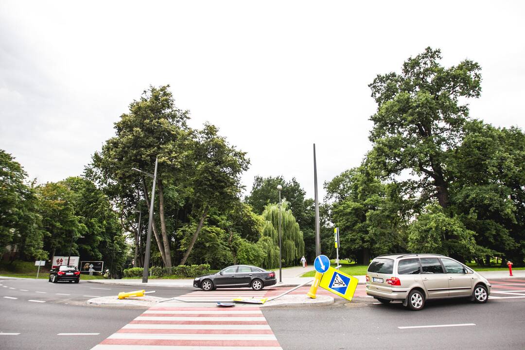 K. Petrausko gatvėje išvartyti kelio ženklai