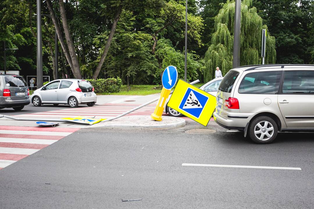 K. Petrausko gatvėje išvartyti kelio ženklai