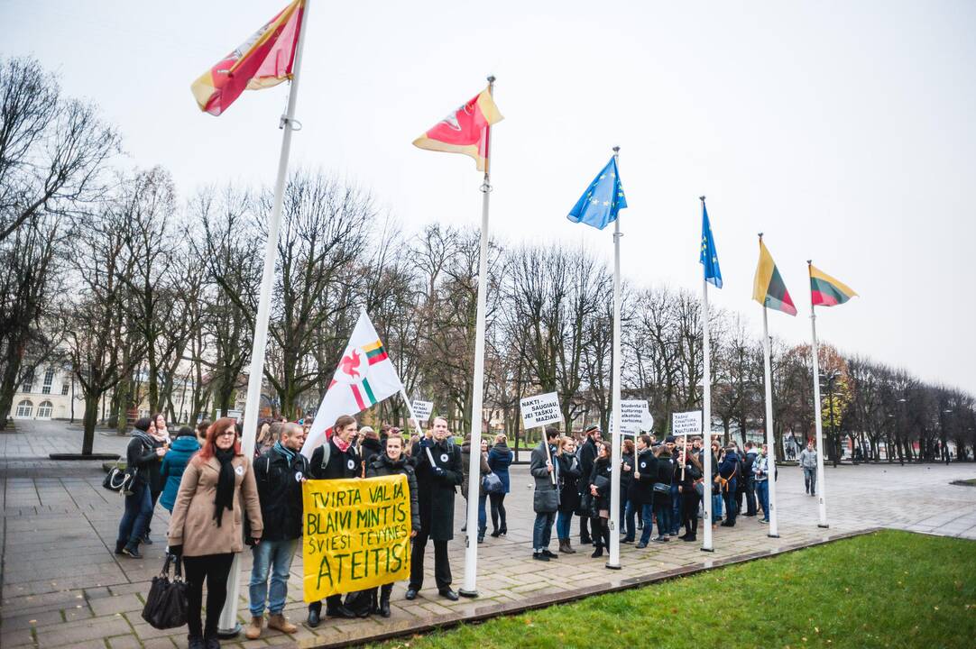 Jaunimo protestas prieš naktinius alkoholio prekybos taškus