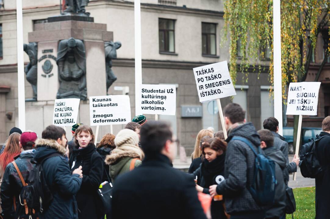 Jaunimo protestas prieš naktinius alkoholio prekybos taškus