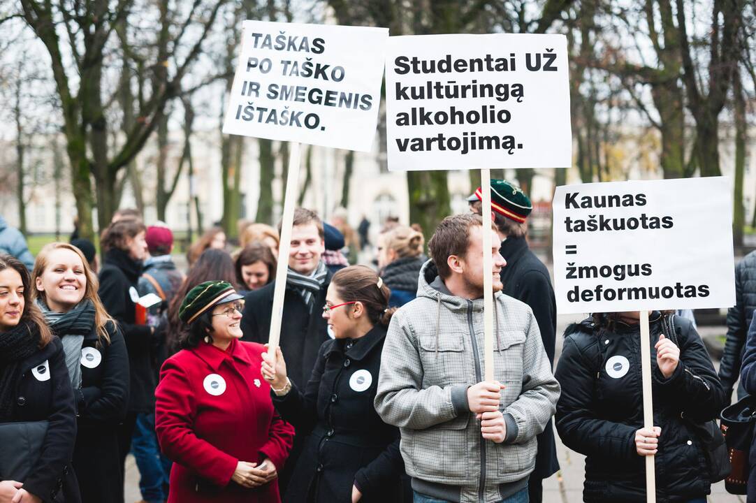 Jaunimo protestas prieš naktinius alkoholio prekybos taškus