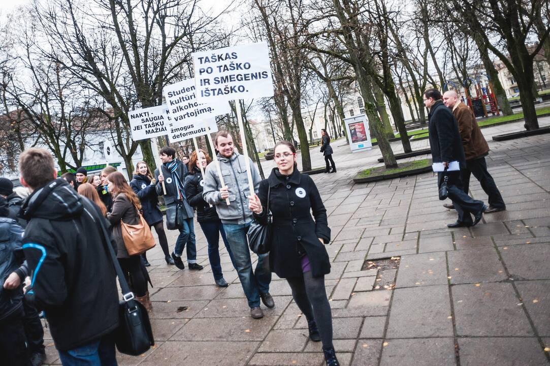 Jaunimo protestas prieš naktinius alkoholio prekybos taškus