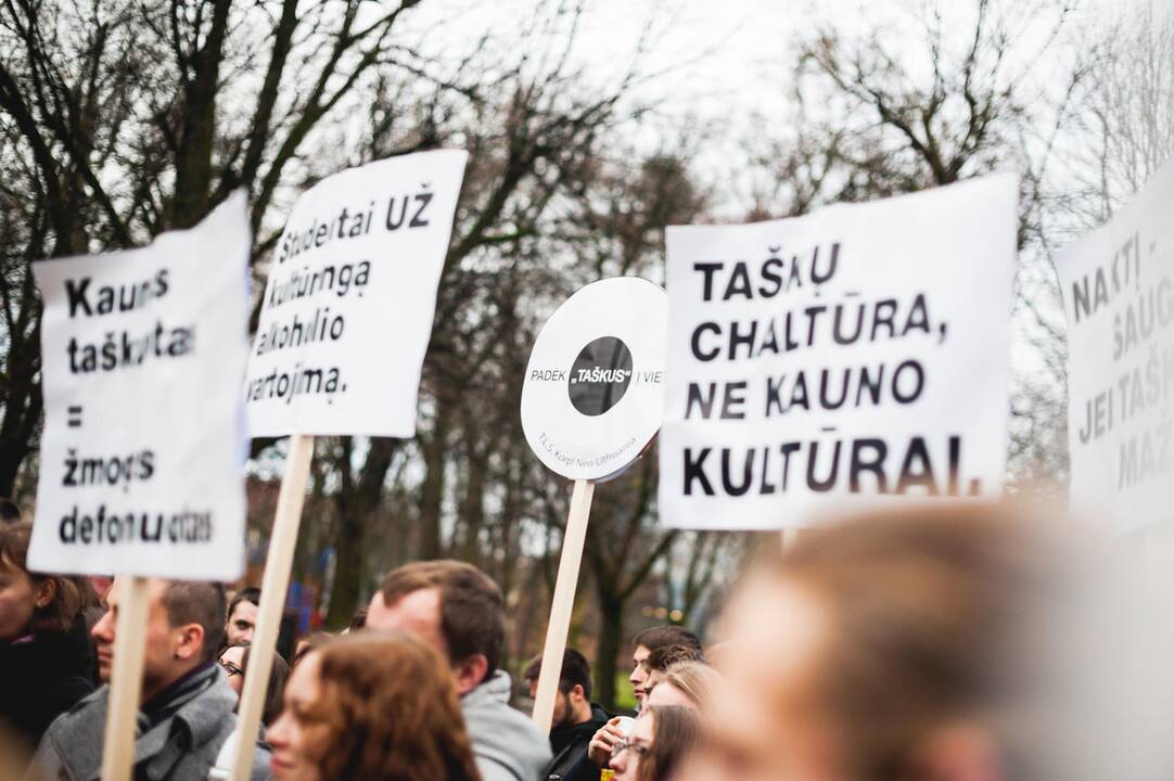 Jaunimo protestas prieš naktinius alkoholio prekybos taškus