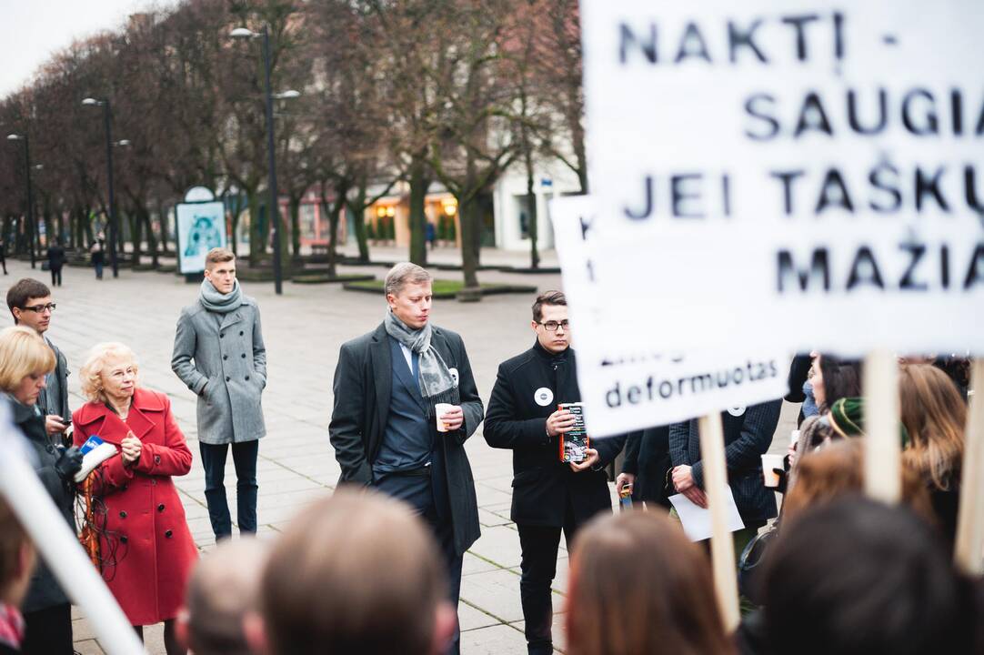 Jaunimo protestas prieš naktinius alkoholio prekybos taškus