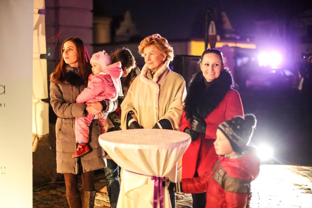 Kaunas pagerbė neišnešiotus naujagimius: Rotušė nušvito purpurine spalva 