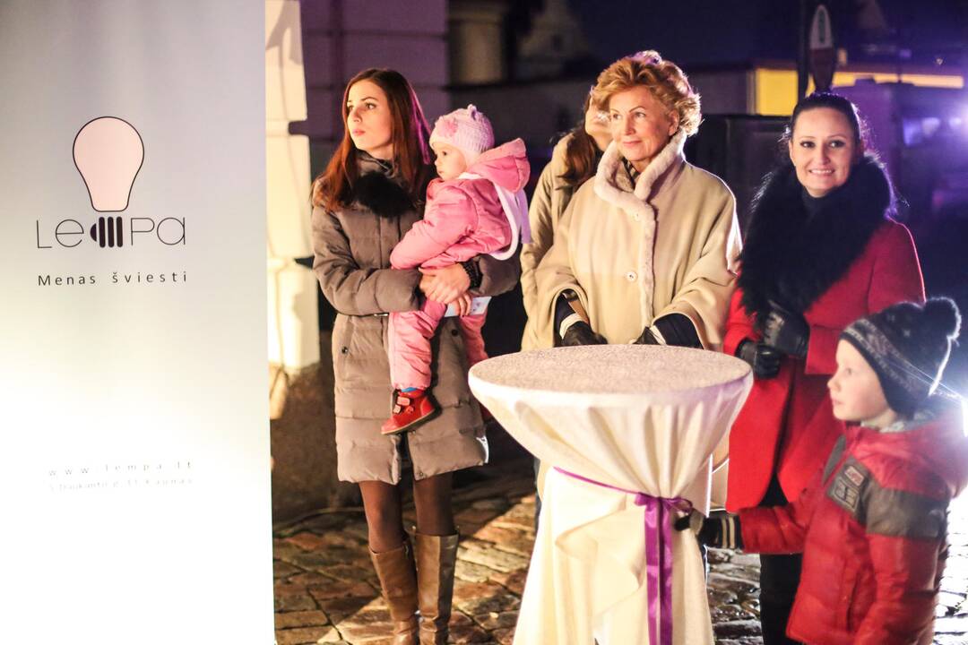 Kaunas pagerbė neišnešiotus naujagimius: Rotušė nušvito purpurine spalva 