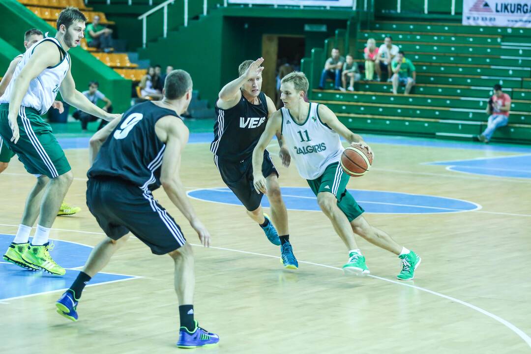 "Žalgiris" S.Butauto taurės finale po dramatiškos kovos nusileido VEF komandai 