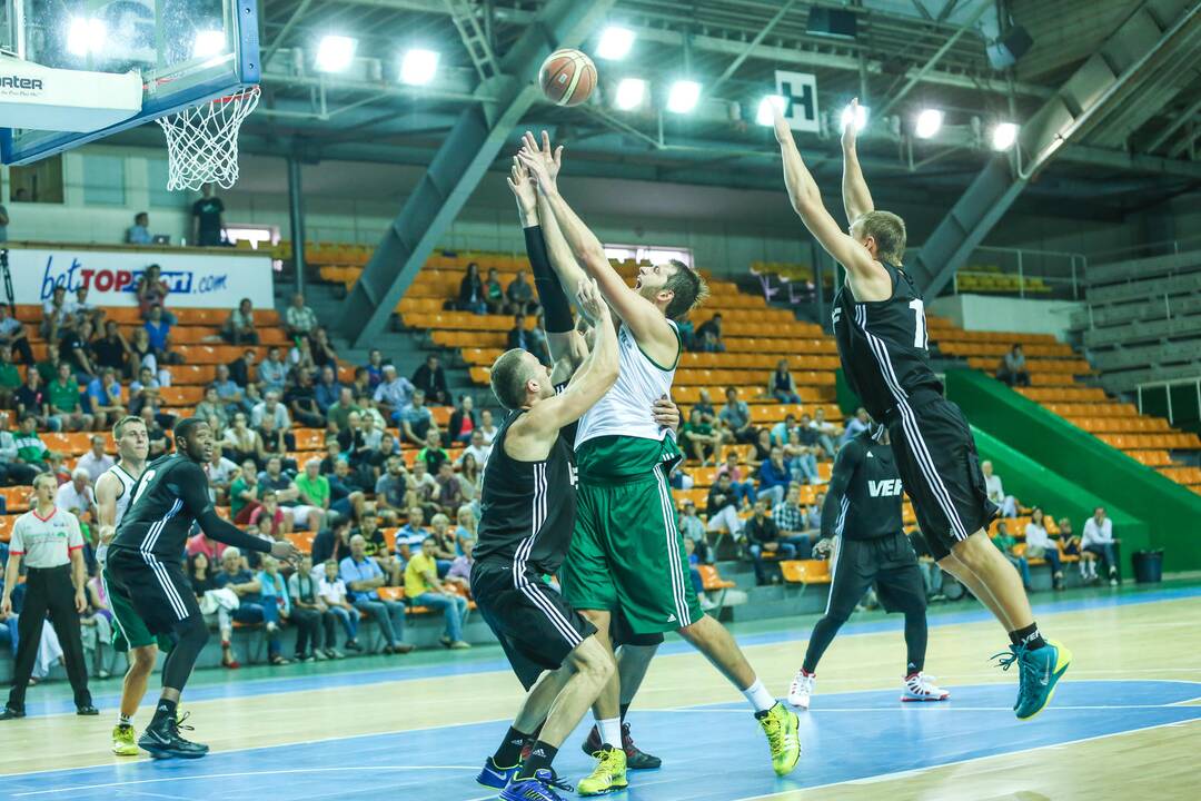 "Žalgiris" S.Butauto taurės finale po dramatiškos kovos nusileido VEF komandai 