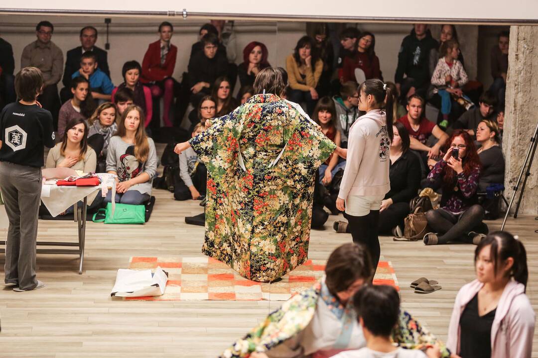 Kauniečiai stebėjo tradicinio japonų kimono apsirengimo ritualą