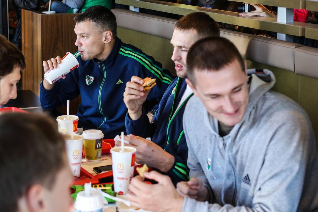 Žalgiriečiai greito maisto restorane McDonald's