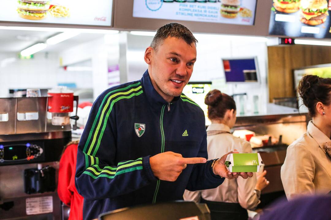 Žalgiriečiai greito maisto restorane McDonald's