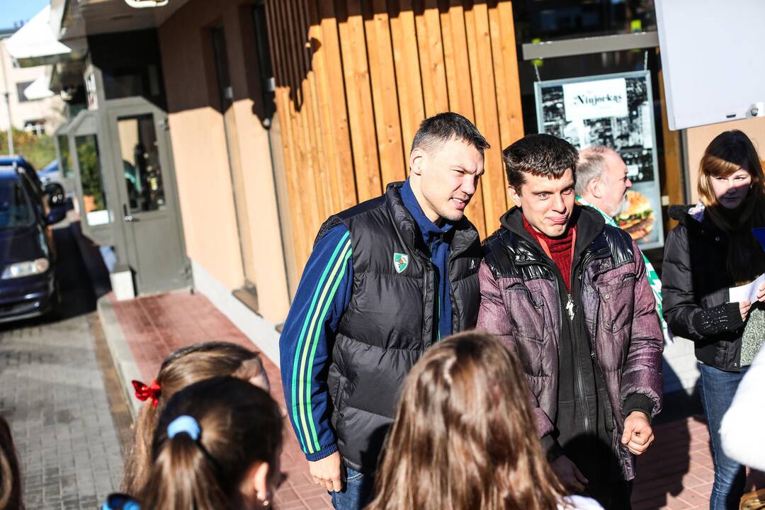 Žalgiriečiai greito maisto restorane McDonald's