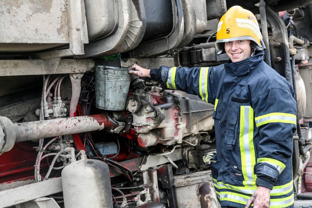 Lapėse apsivertė specialusis "Kauno švaros" automobilis