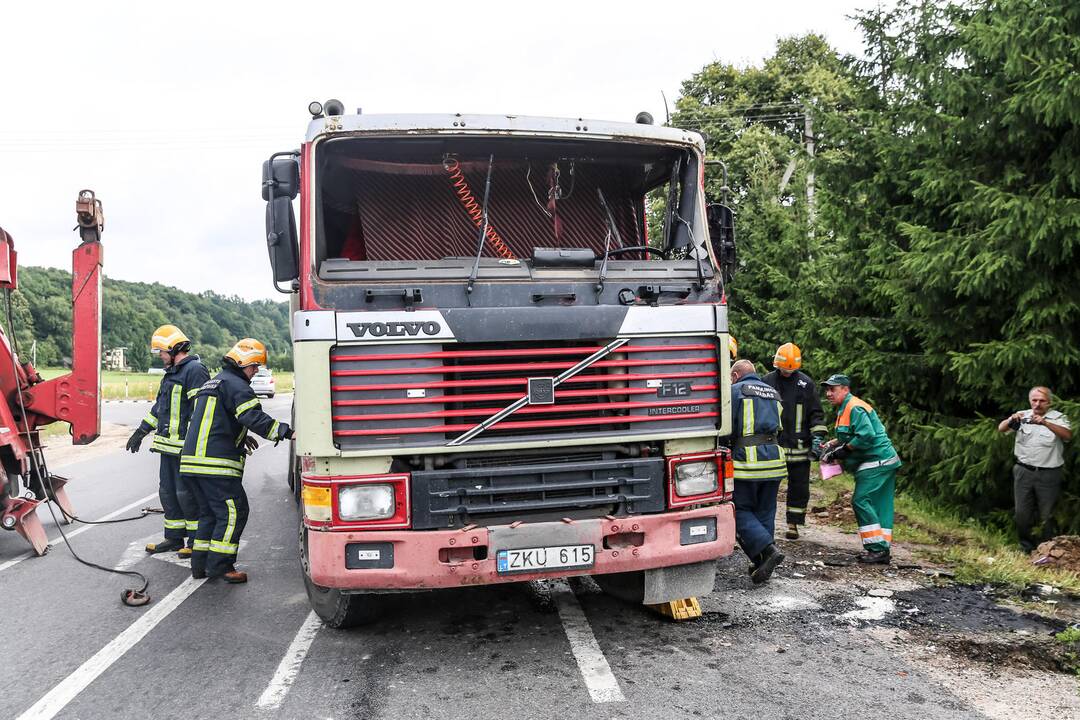 Lapėse apsivertė specialusis "Kauno švaros" automobilis