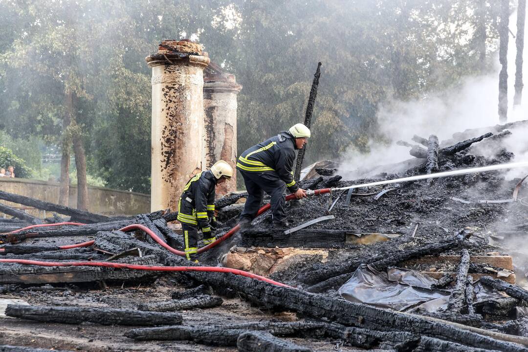 Naktį sudegė medinė Balbieriškio bažnyčia