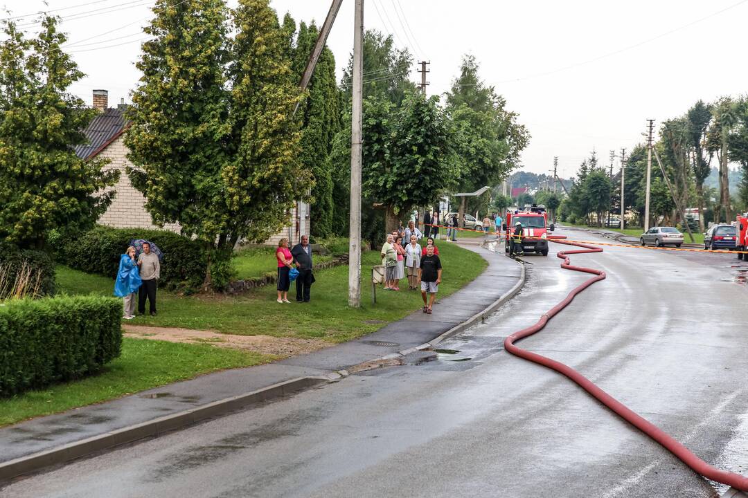 Naktį sudegė medinė Balbieriškio bažnyčia